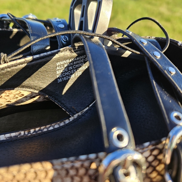 Stylish Black and Tan Snake Print Women's Strappy Flats Shoes Memory Foam - Picture 7 of 7